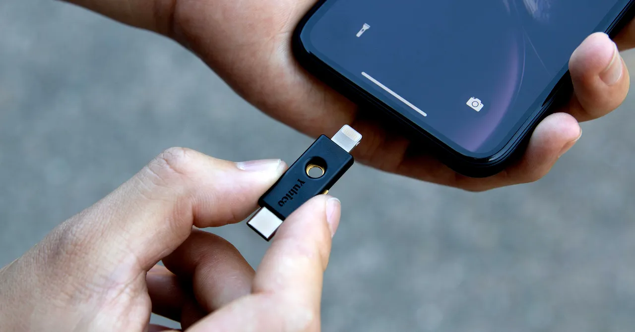 khoa bao mat iphone yubikey 5Ci 01