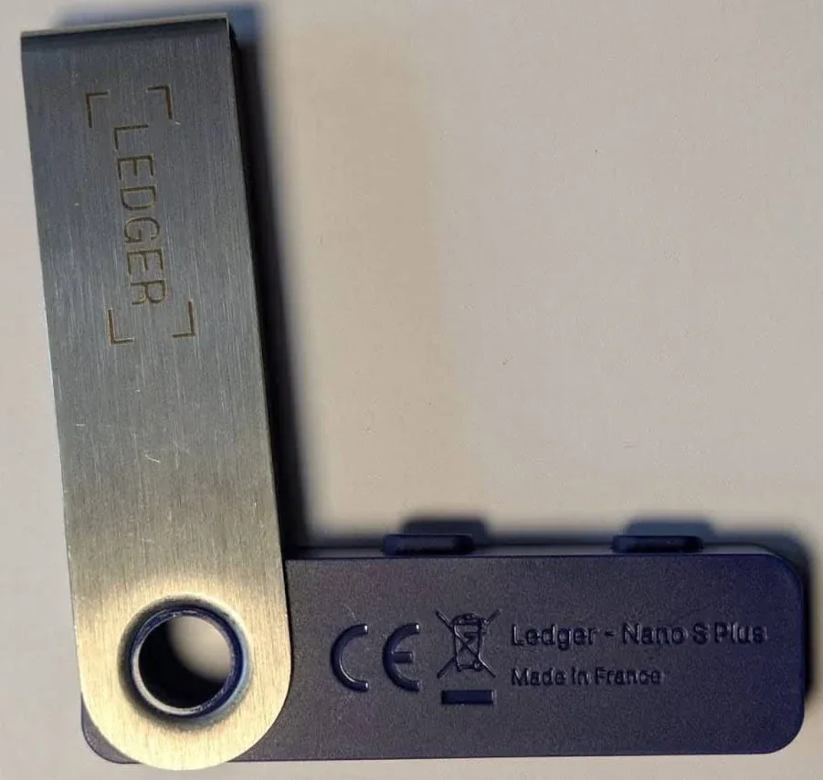 Mặt sau Ledger Nano S Plus nguyên gốc