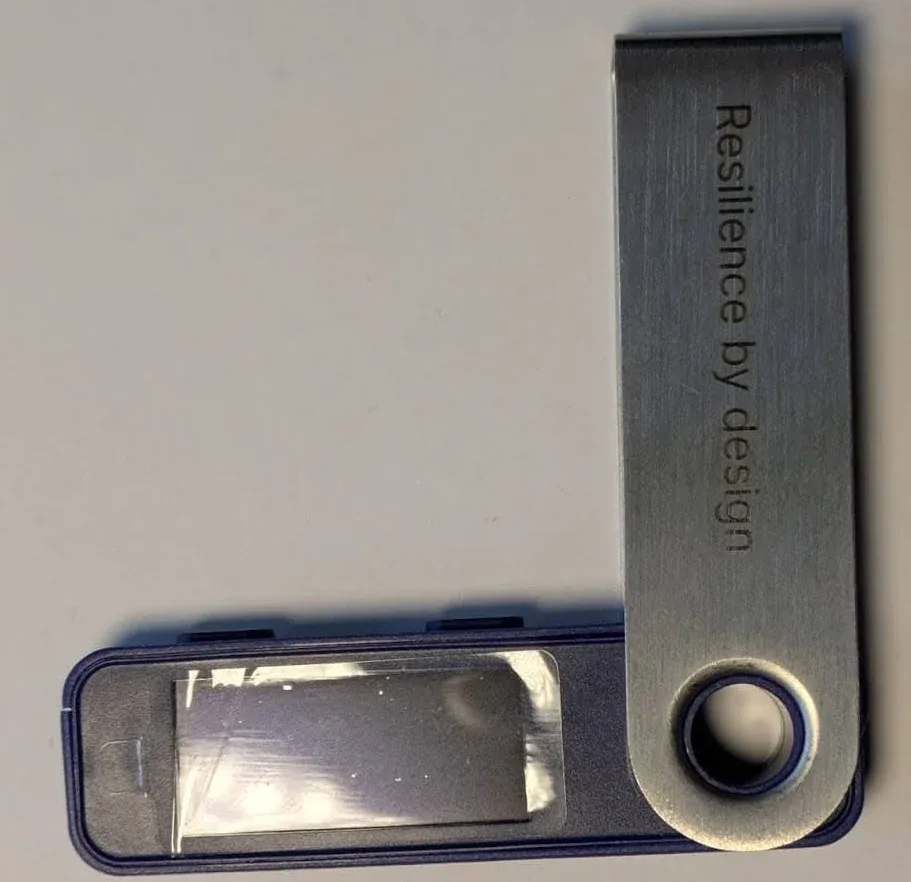 Mặt trước Ledger Nano S Plus nguyên gốc