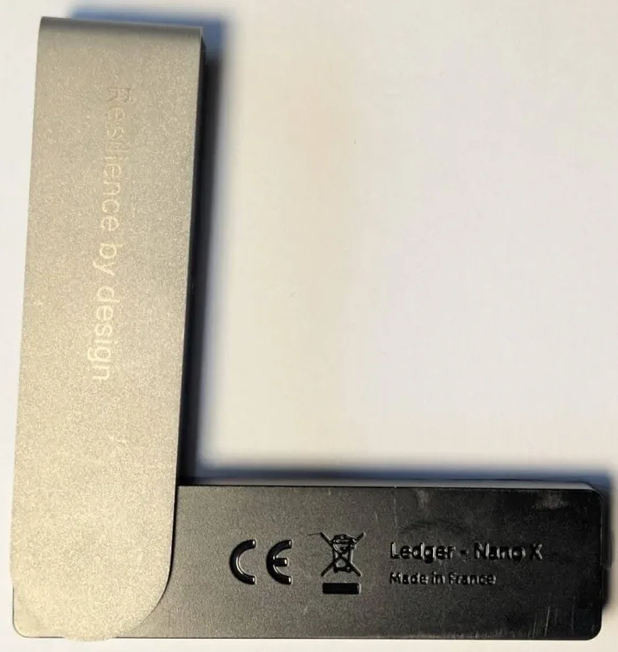 Mặt sau Ledger Nano X nguyên gốc
